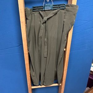 Dex 1x cropped dress pant. Green
